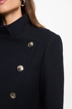 Abrigo con cuello alto