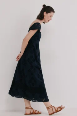 Abril. Vestido calado
