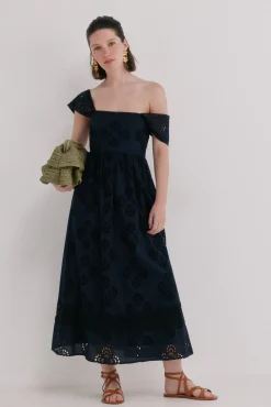 Abril. Vestido calado
