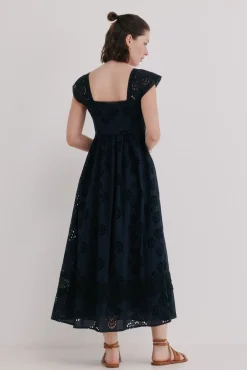 Abril. Vestido calado