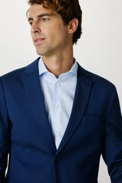 Americana de traje Slim Fit confeccionada con materiales reciclados.
