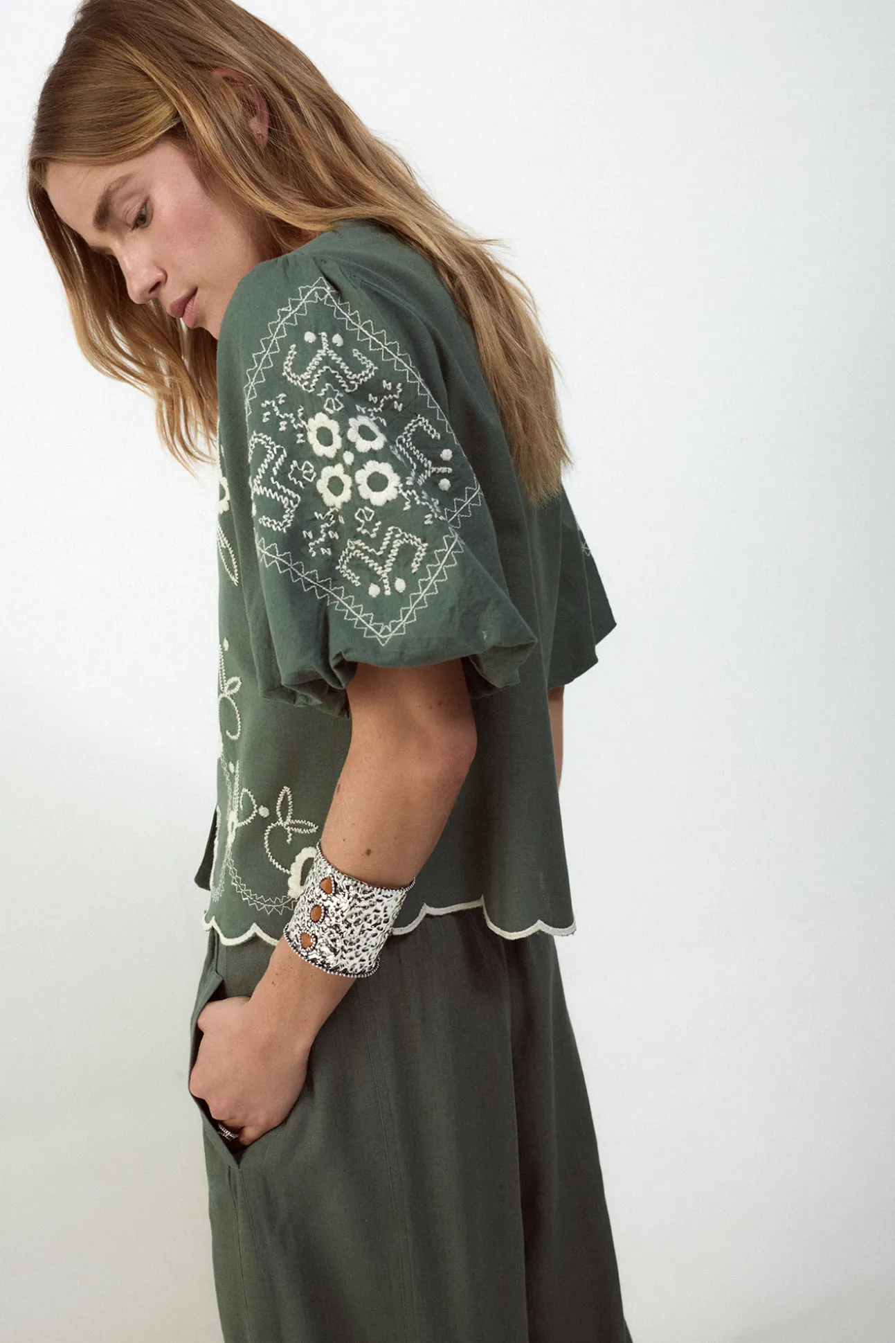 Blusa bordado manga farol