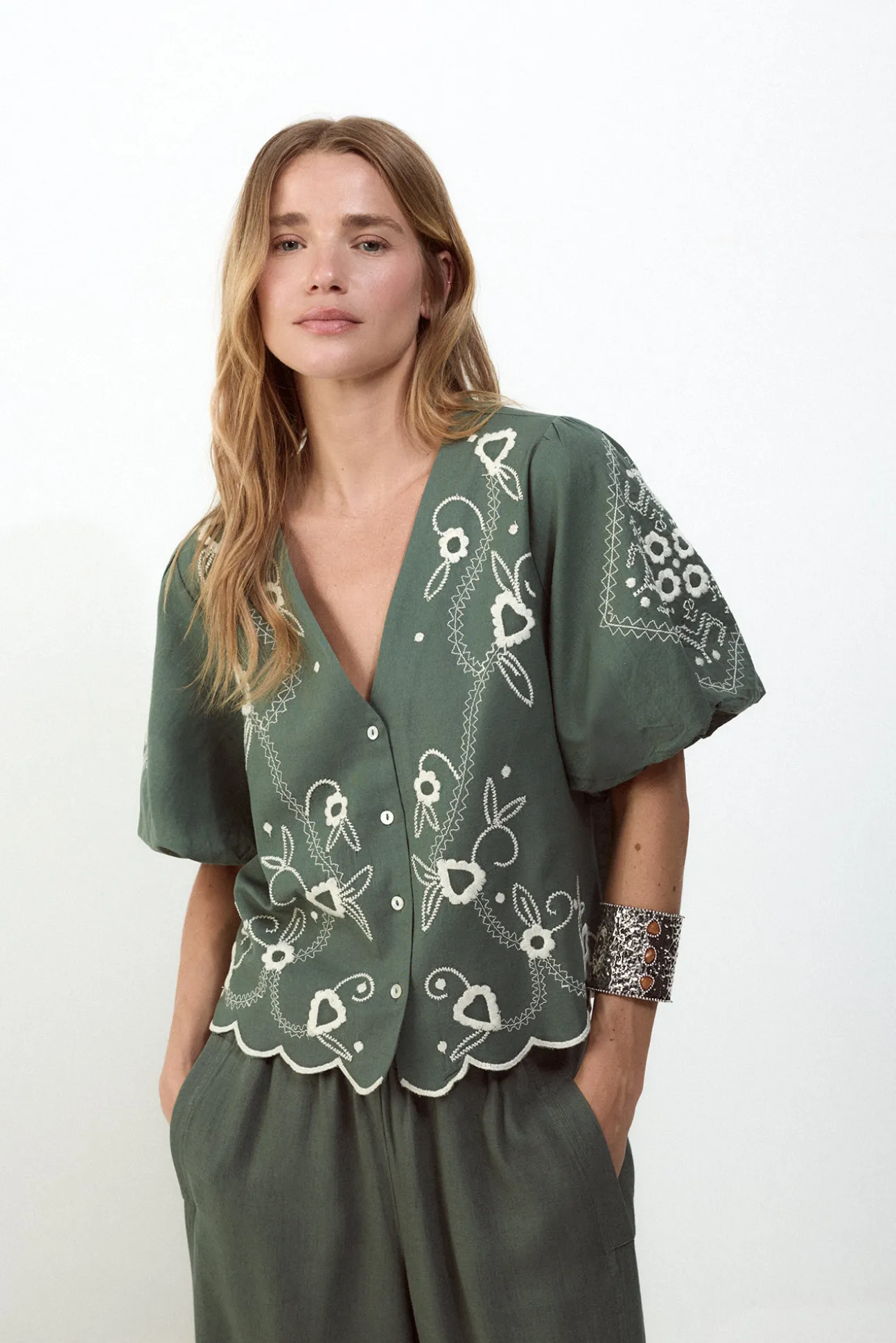 Blusa bordado manga farol