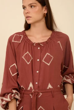 Blusa con bordado a contraste