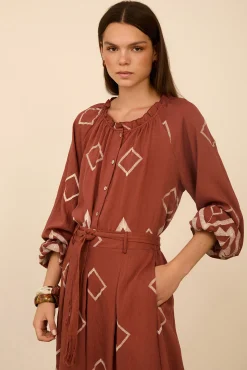 Blusa con bordado a contraste