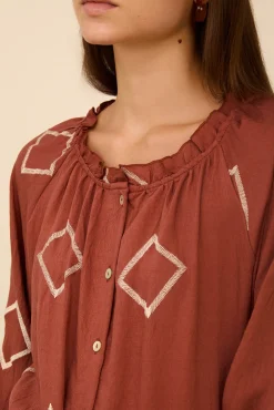 Blusa con bordado a contraste