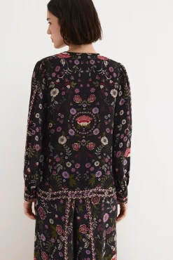 Blusa estampada con cenefas