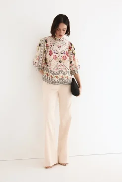Blusa estampada y bordada