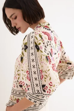 Blusa estampada y bordada