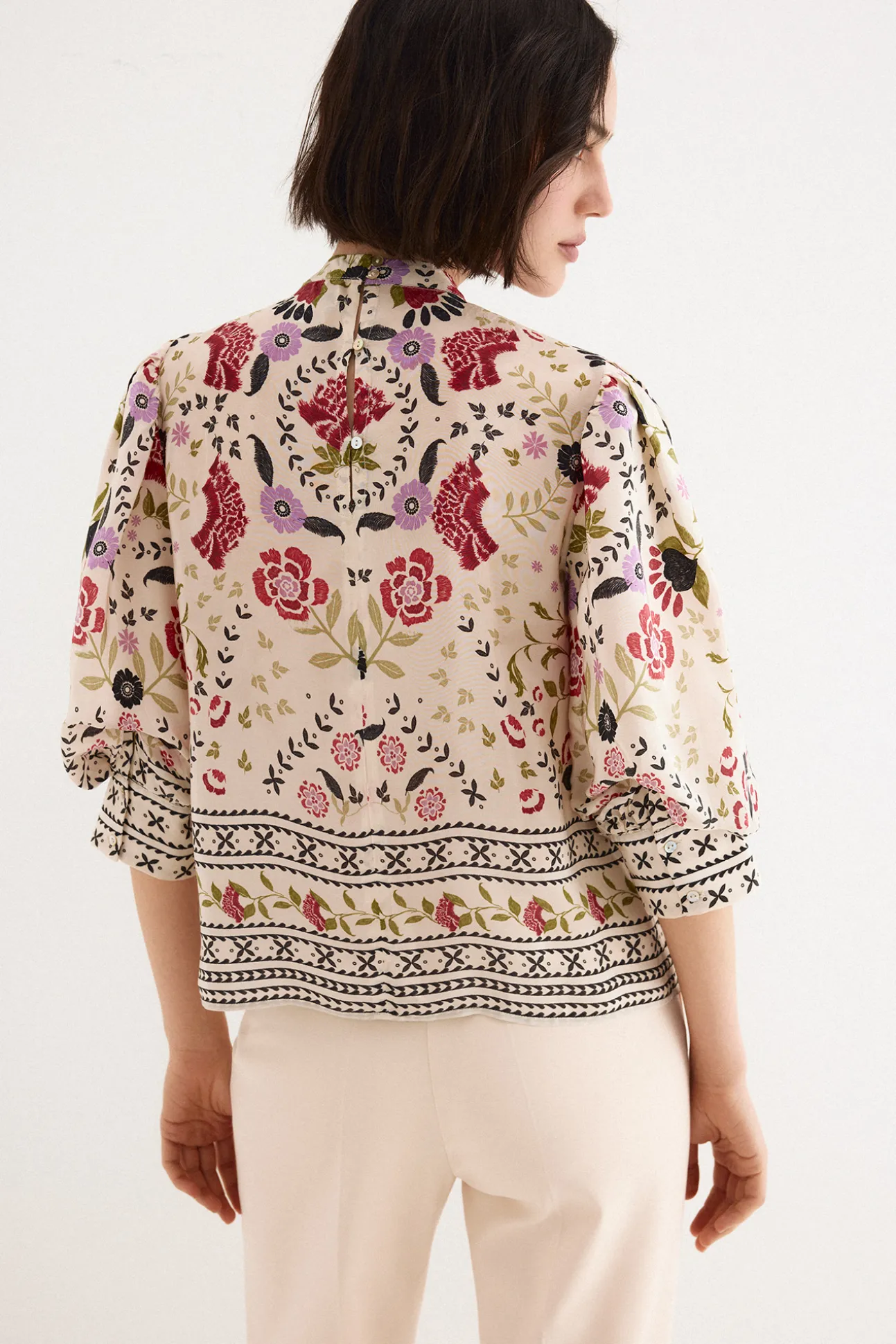 Blusa estampada y bordada