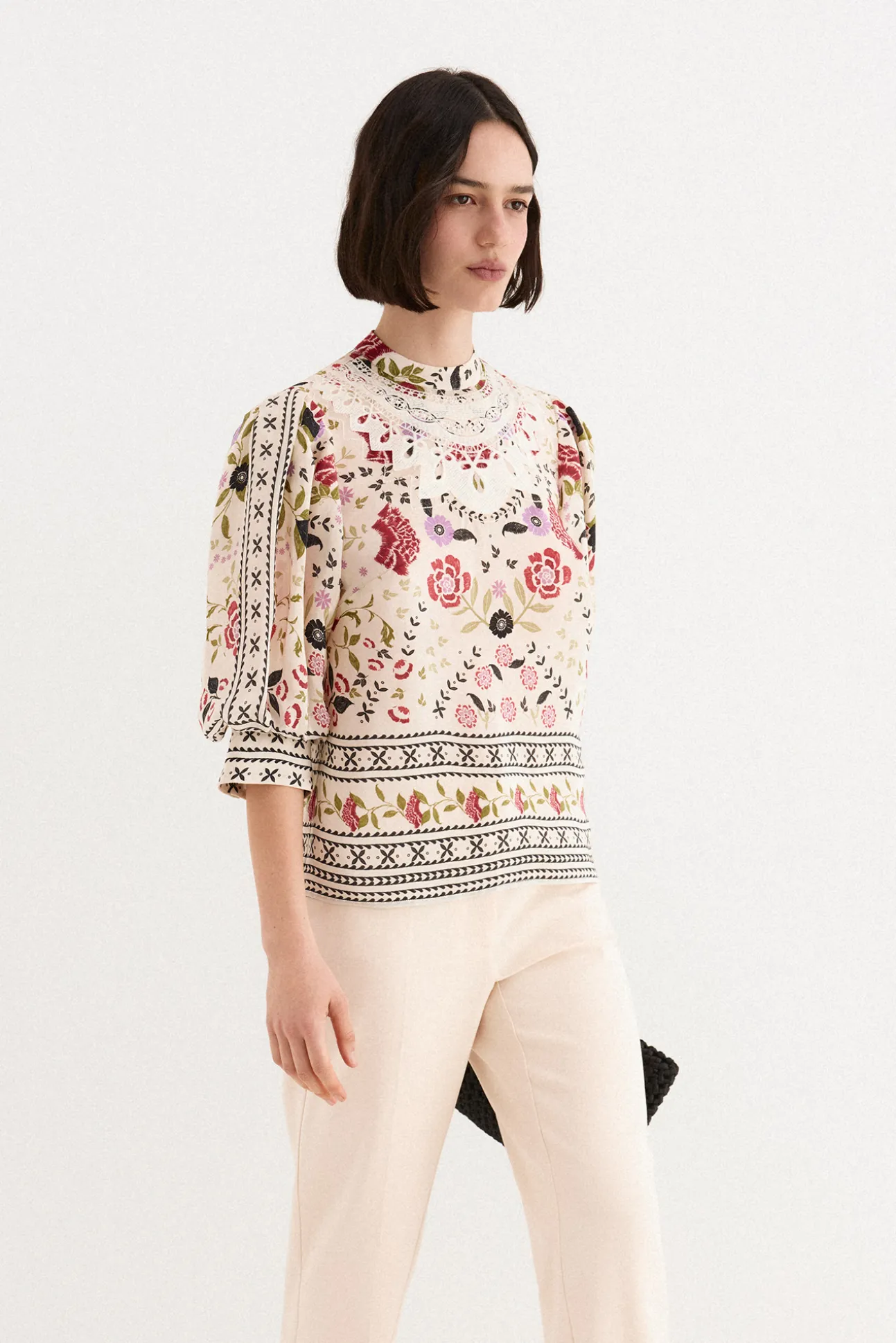 Blusa estampada y bordada