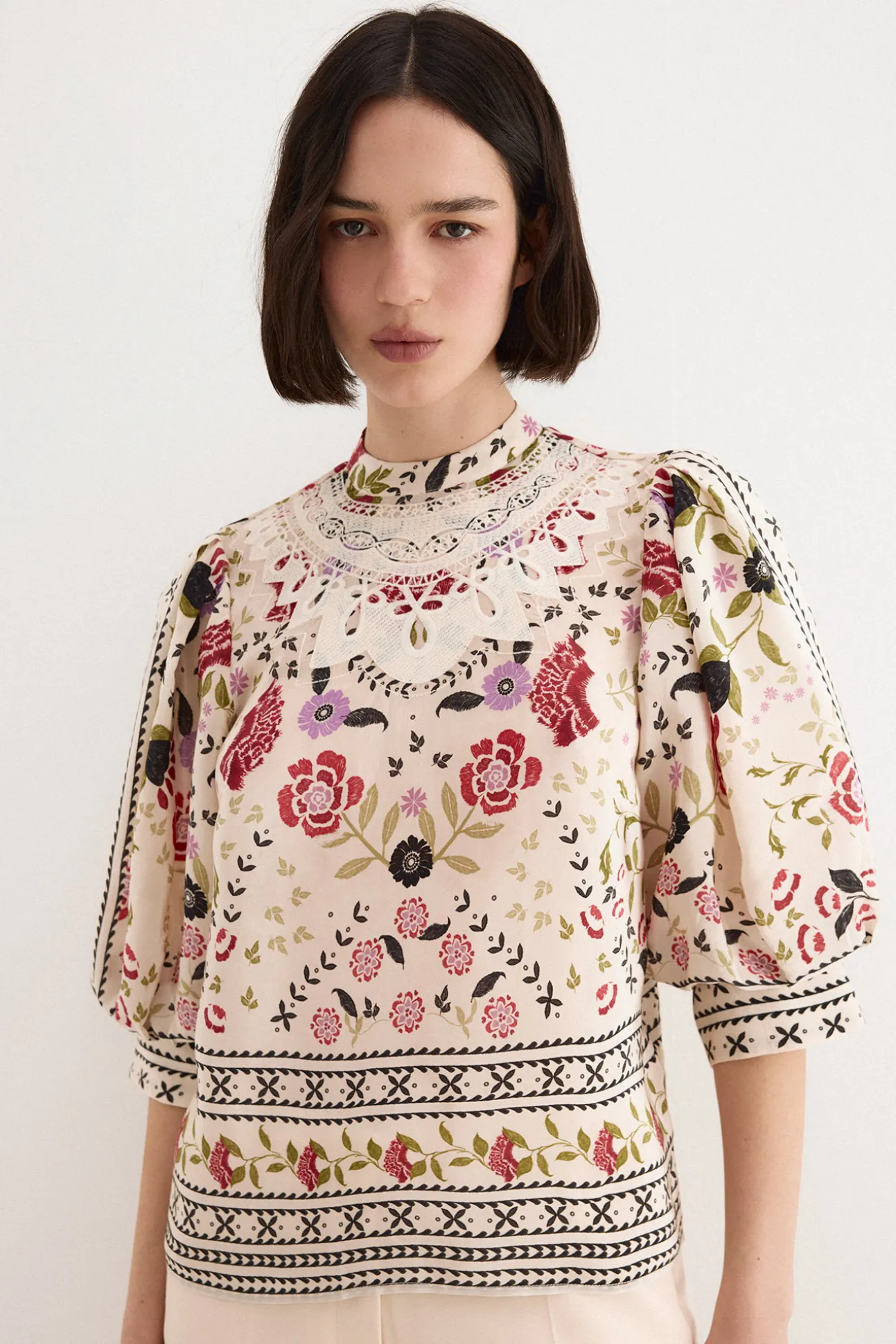 Blusa estampada y bordada