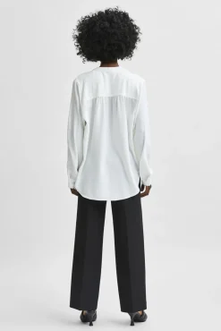 Blusa fluida con cuello de pico confeccionada con materiales reciclados