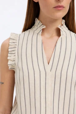 Blusa sin mangas y volantes