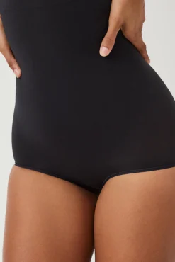 Braga moldeadora de talle alto nude. SPANX