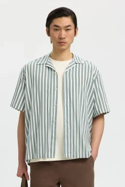 Camisa corta con cuello abierto
