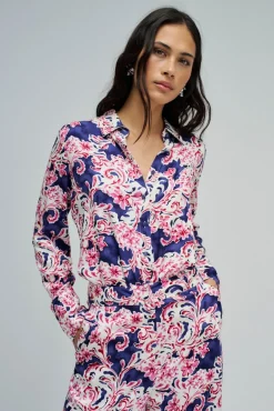 Camisa satinada con estampado