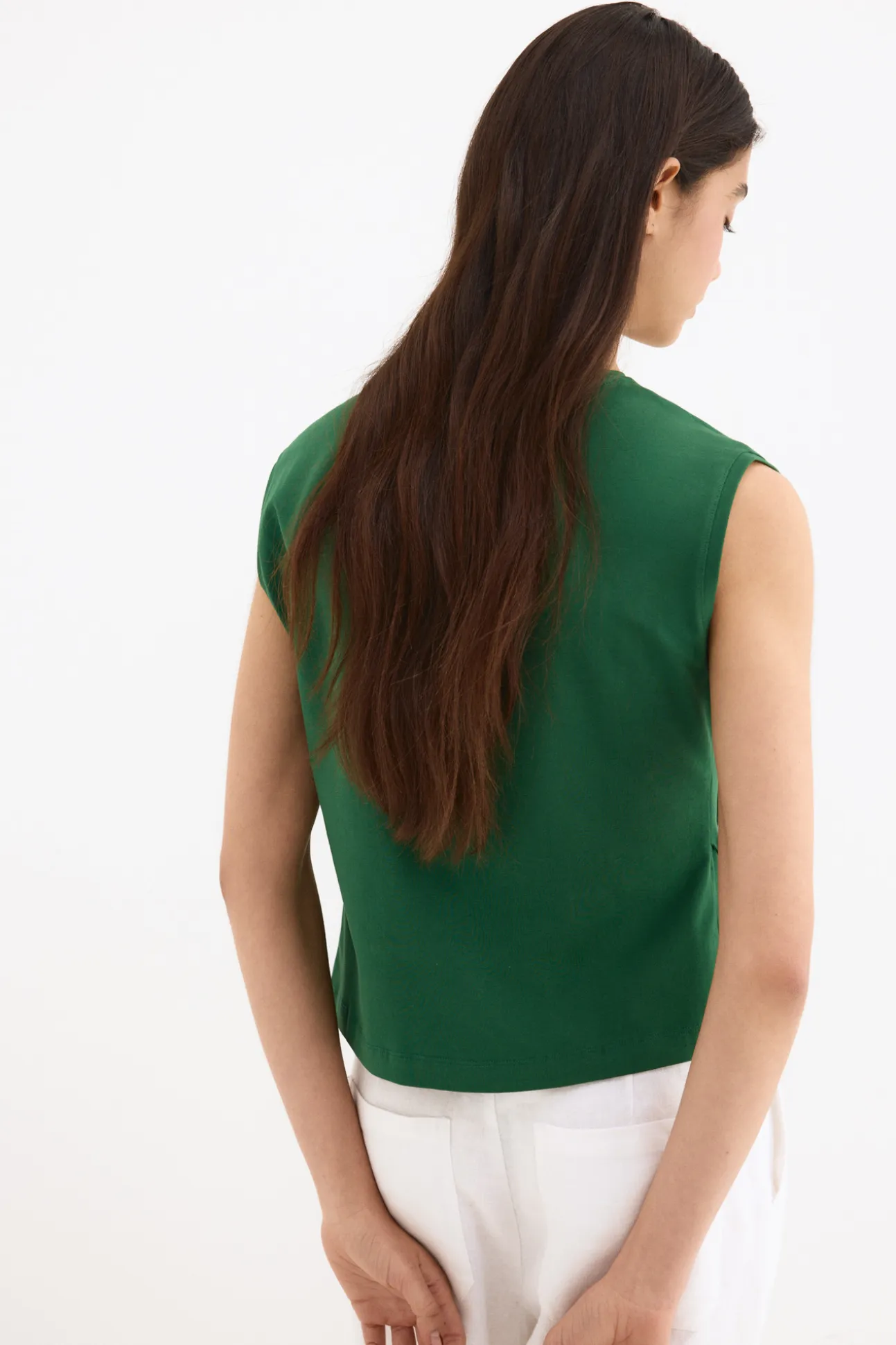 Camiseta asimétrica sisa con detalle de botones