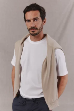 Camiseta básica lavada con bordado avión
