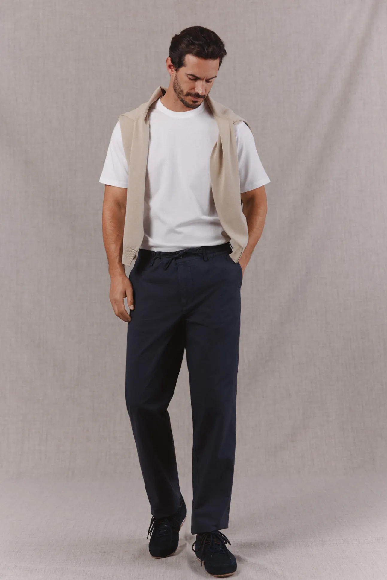 Camiseta básica lavada con bordado avión