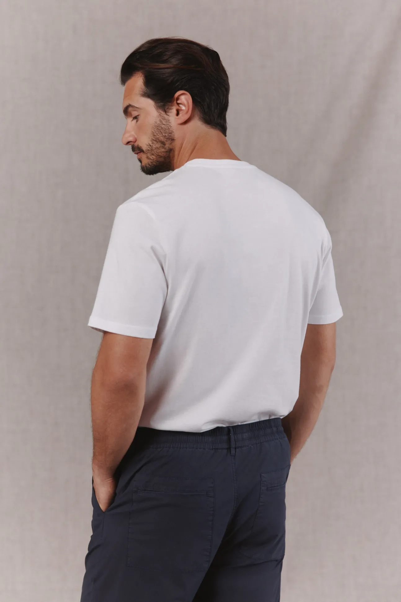 Camiseta básica lavada con bordado avión