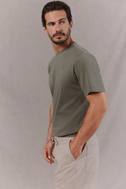 Camiseta básica lavada con bordado avión