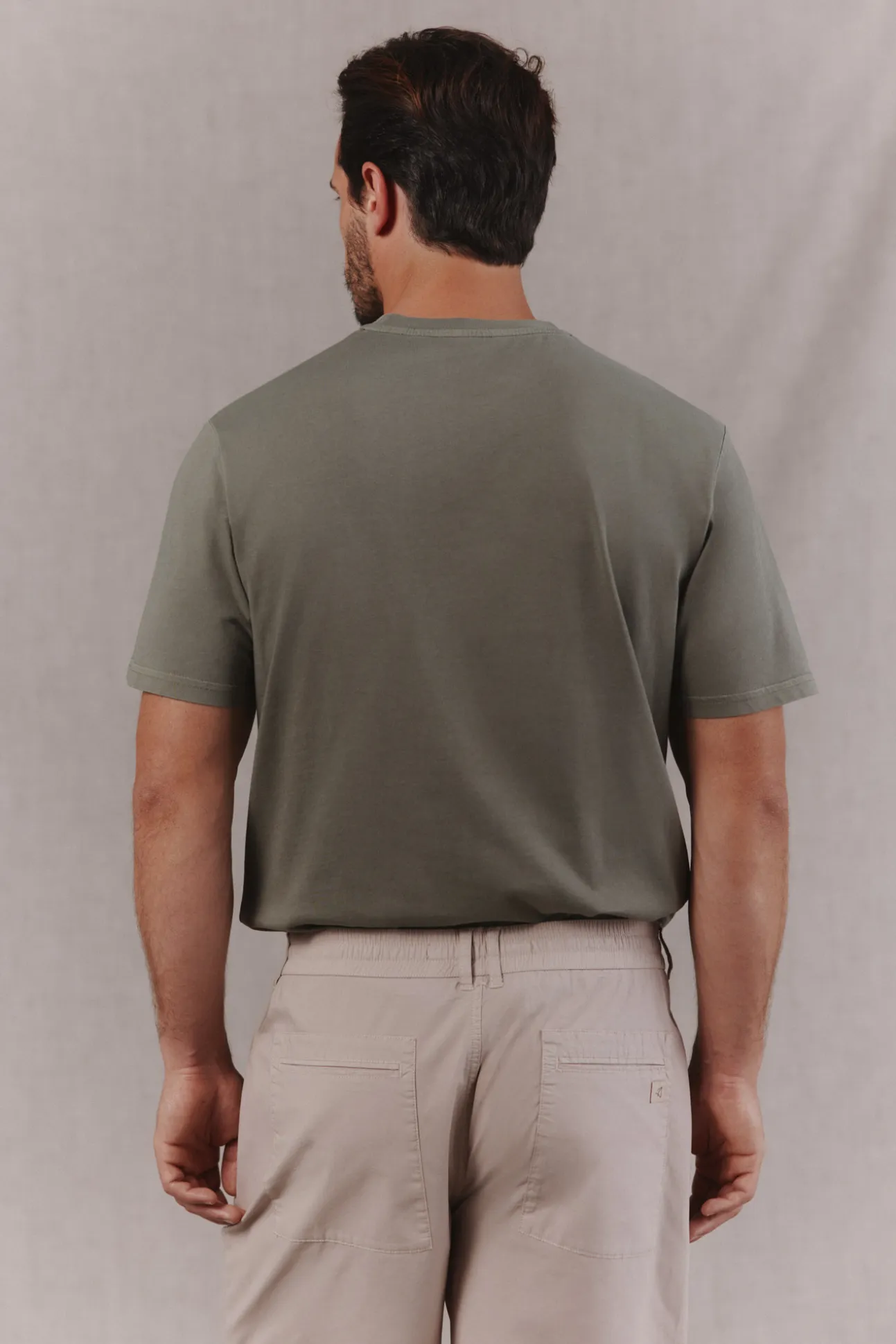 Camiseta básica lavada con bordado avión