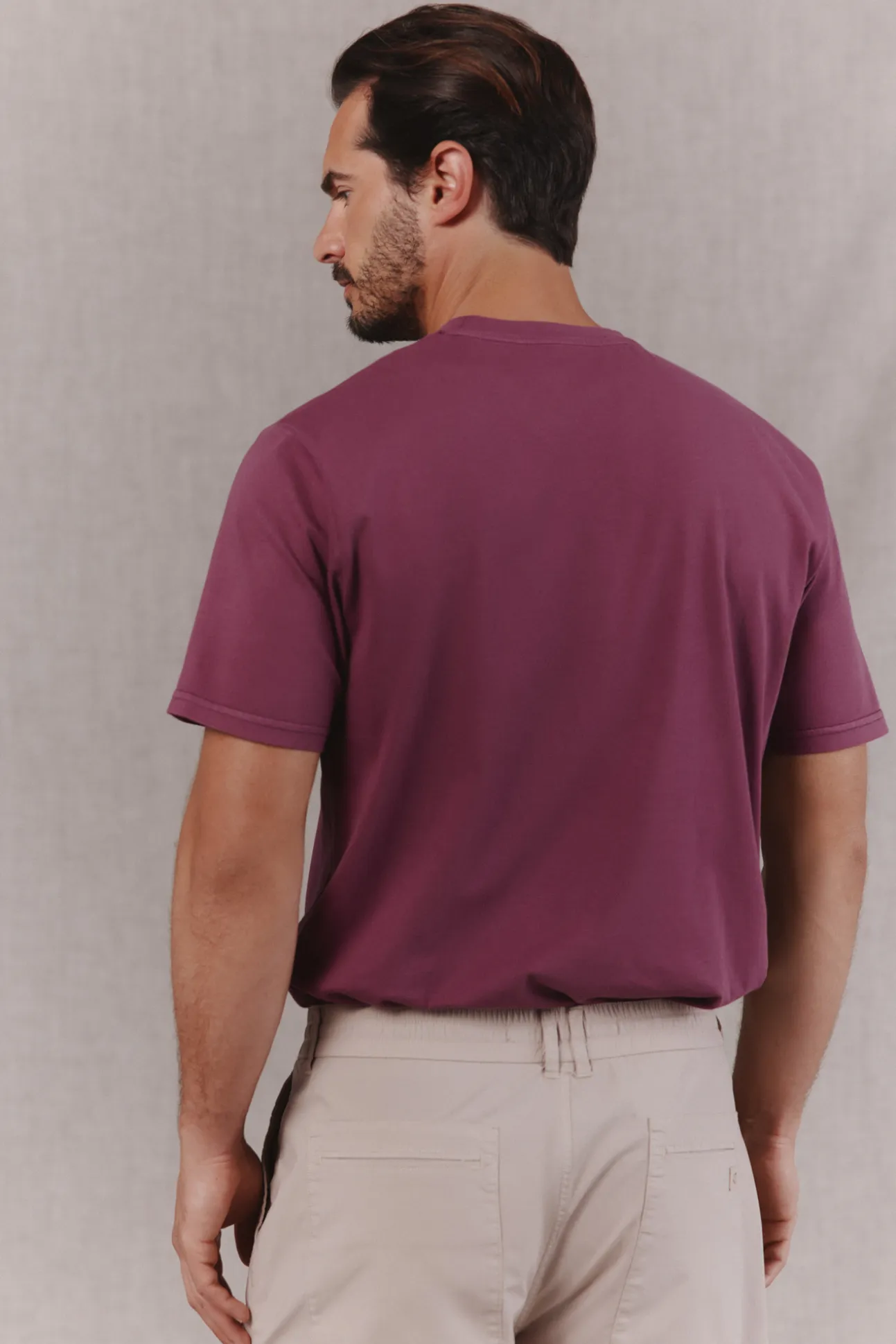 Camiseta básica lavada con bordado avión