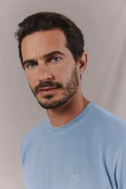 Camiseta básica lavada con bordado avión
