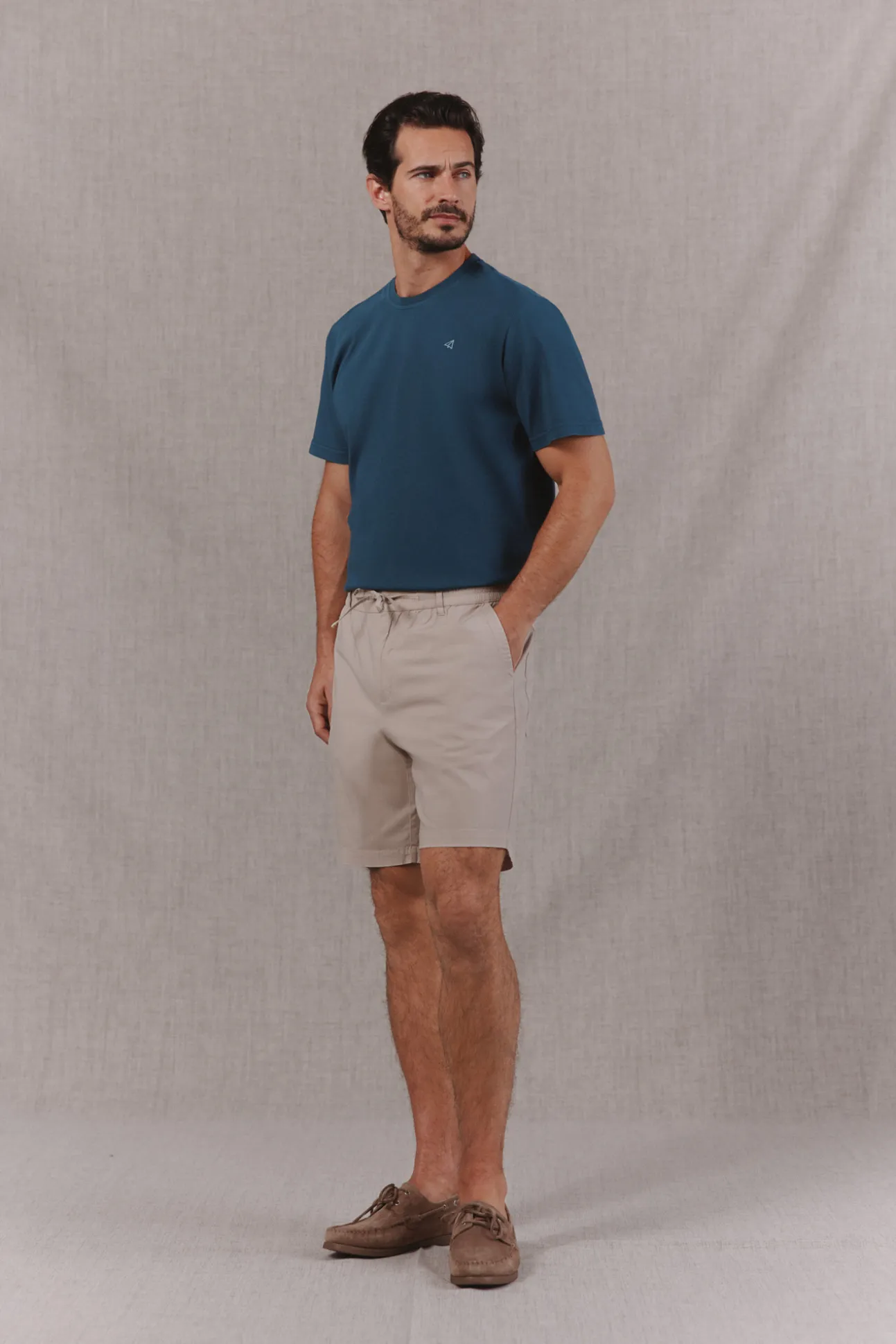 Camiseta básica lavada con bordado avión