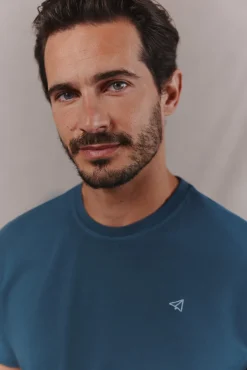 Camiseta básica lavada con bordado avión