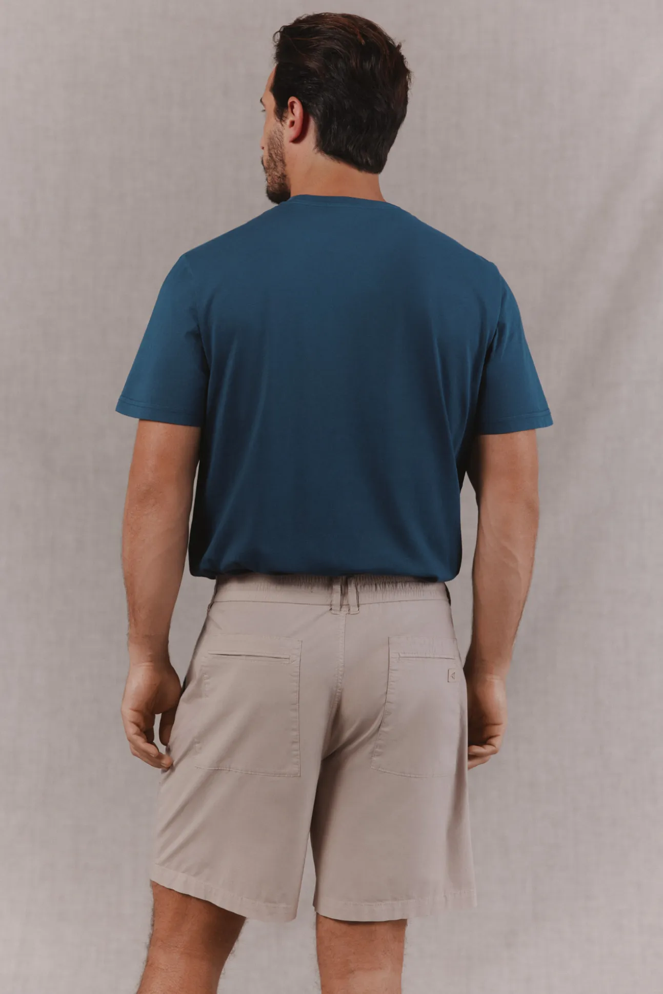 Camiseta básica lavada con bordado avión
