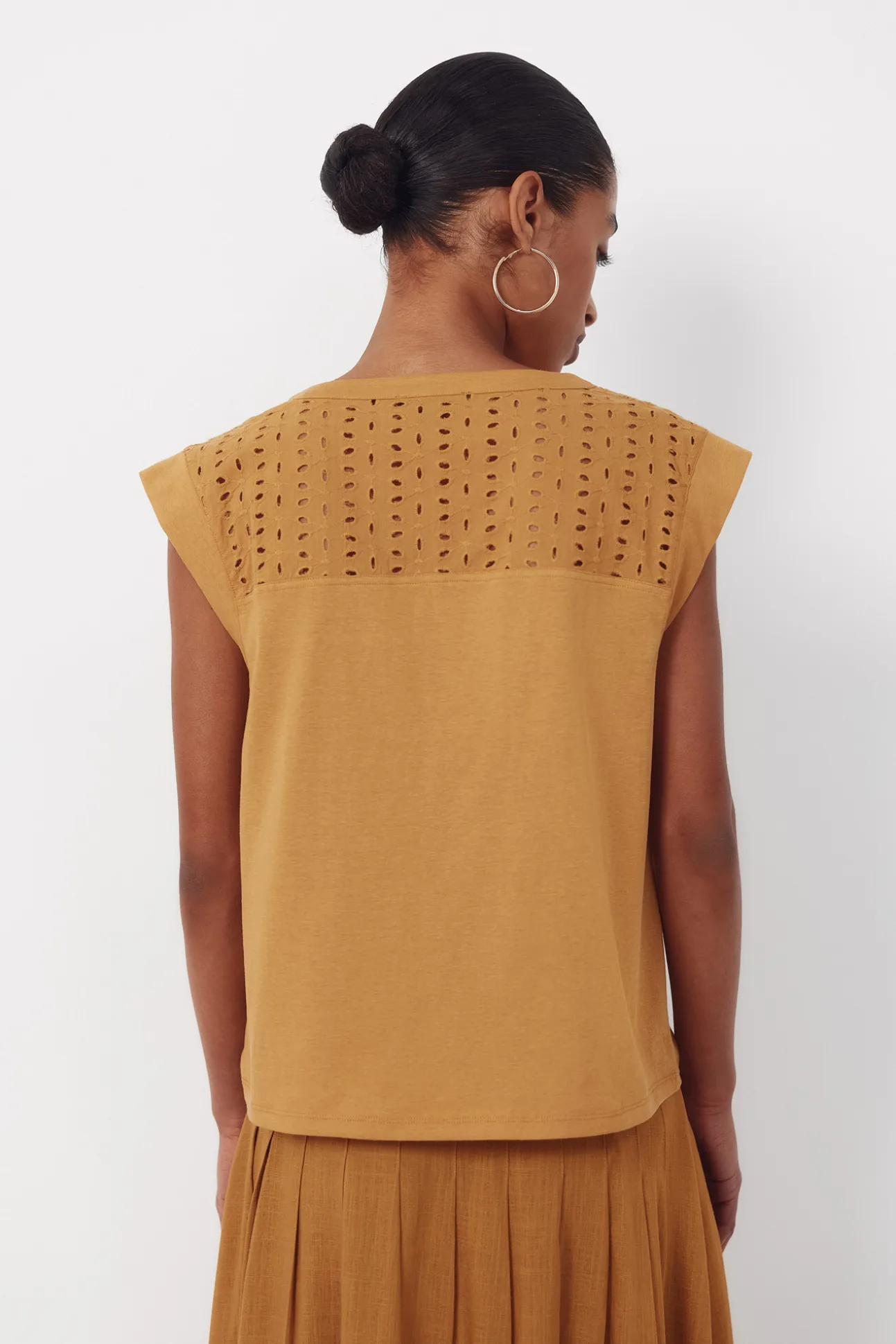 Camiseta canesú espalda bordado