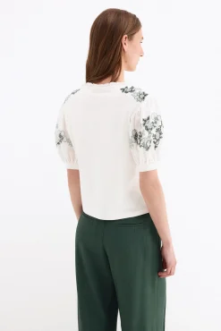 Camiseta combinada con bordados