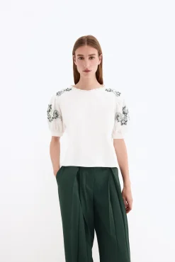 Camiseta combinada con bordados