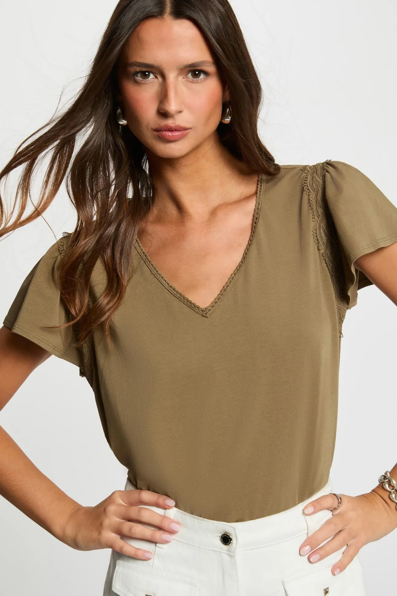 Camiseta con cuello en v y volantes