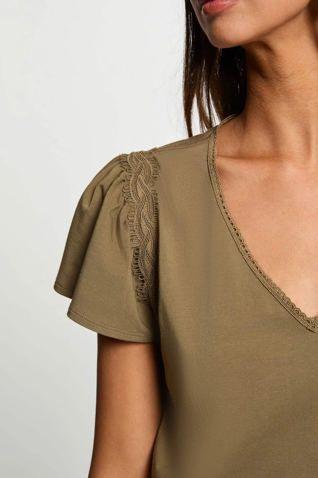 Camiseta con cuello en v y volantes