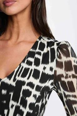 Camiseta cuello v mangas de gasa