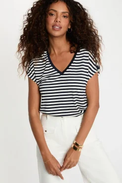 Camiseta de rayas con cuello v
