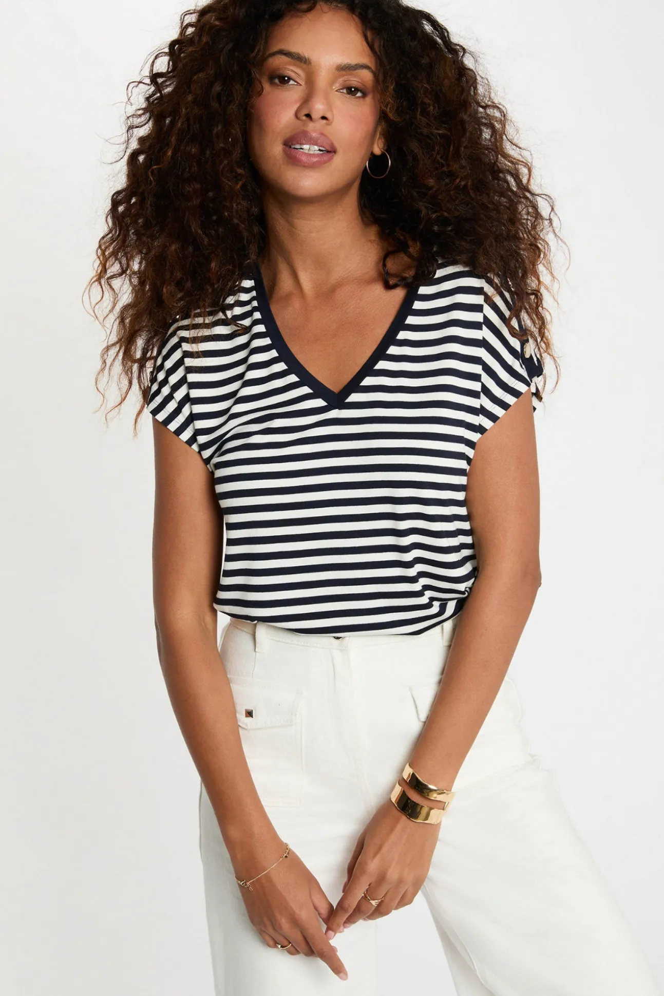 Camiseta de rayas con cuello v