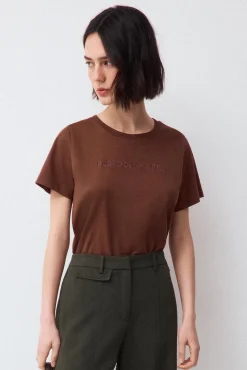 Camiseta logo print con studs