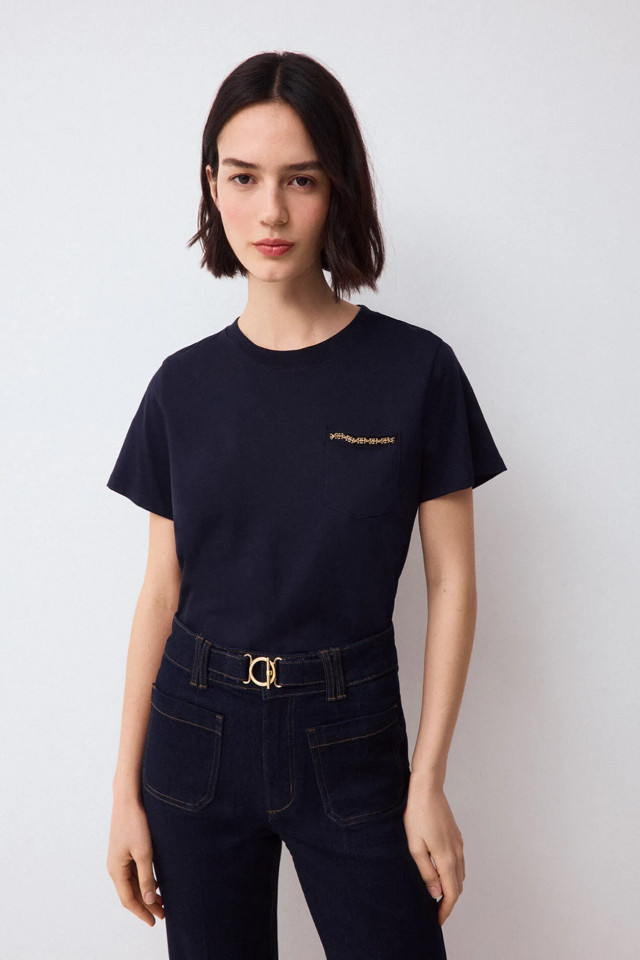 Camiseta manga corta con bolsillo y detalle de cadena