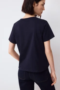 Camiseta manga corta con bolsillo y detalle de cadena