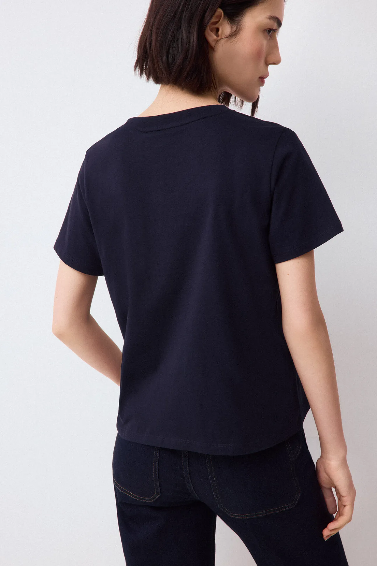 Camiseta manga corta con bolsillo y detalle de cadena