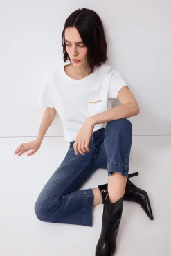 Camiseta manga corta con bolsillo y detalle de cadena