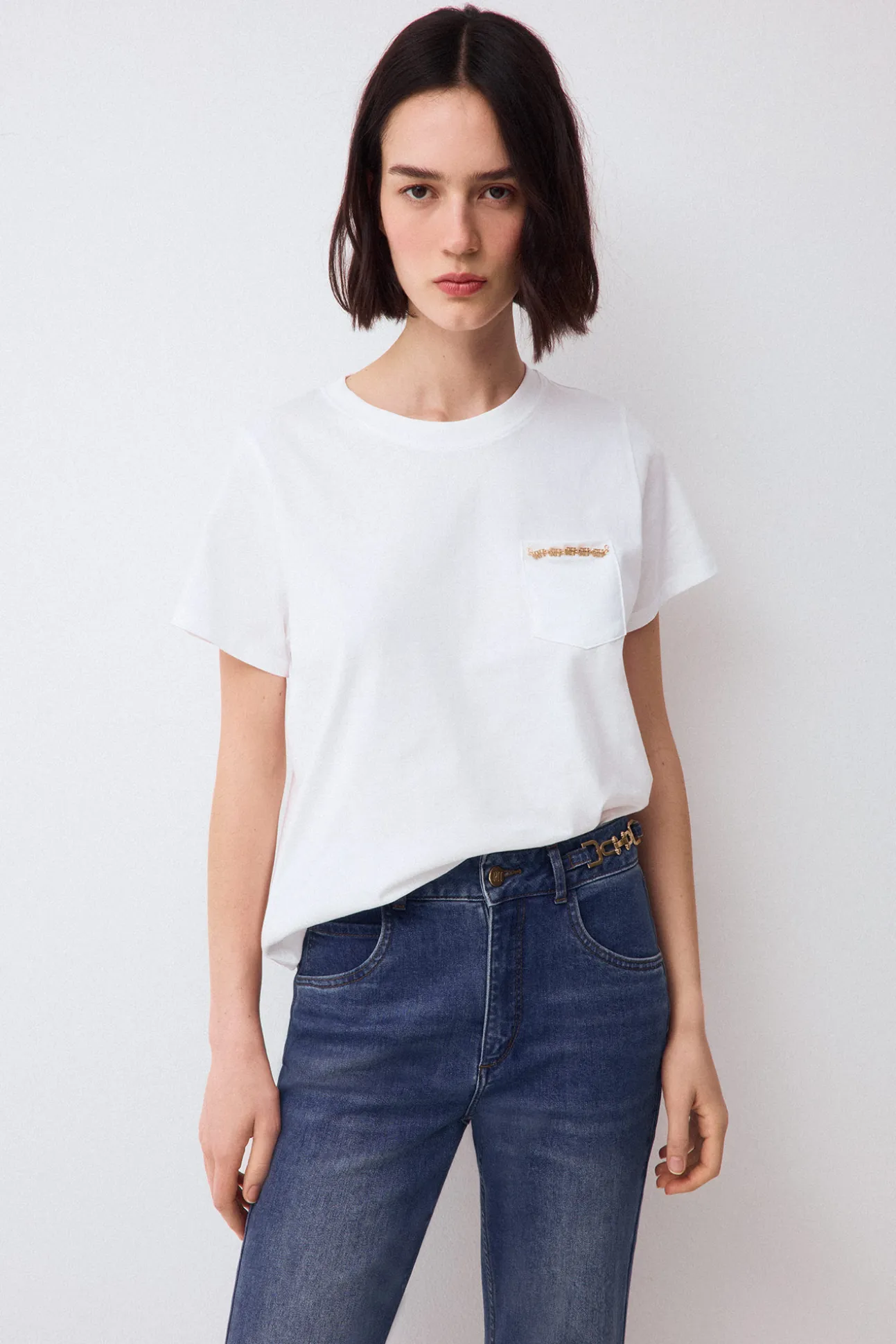 Camiseta manga corta con bolsillo y detalle de cadena