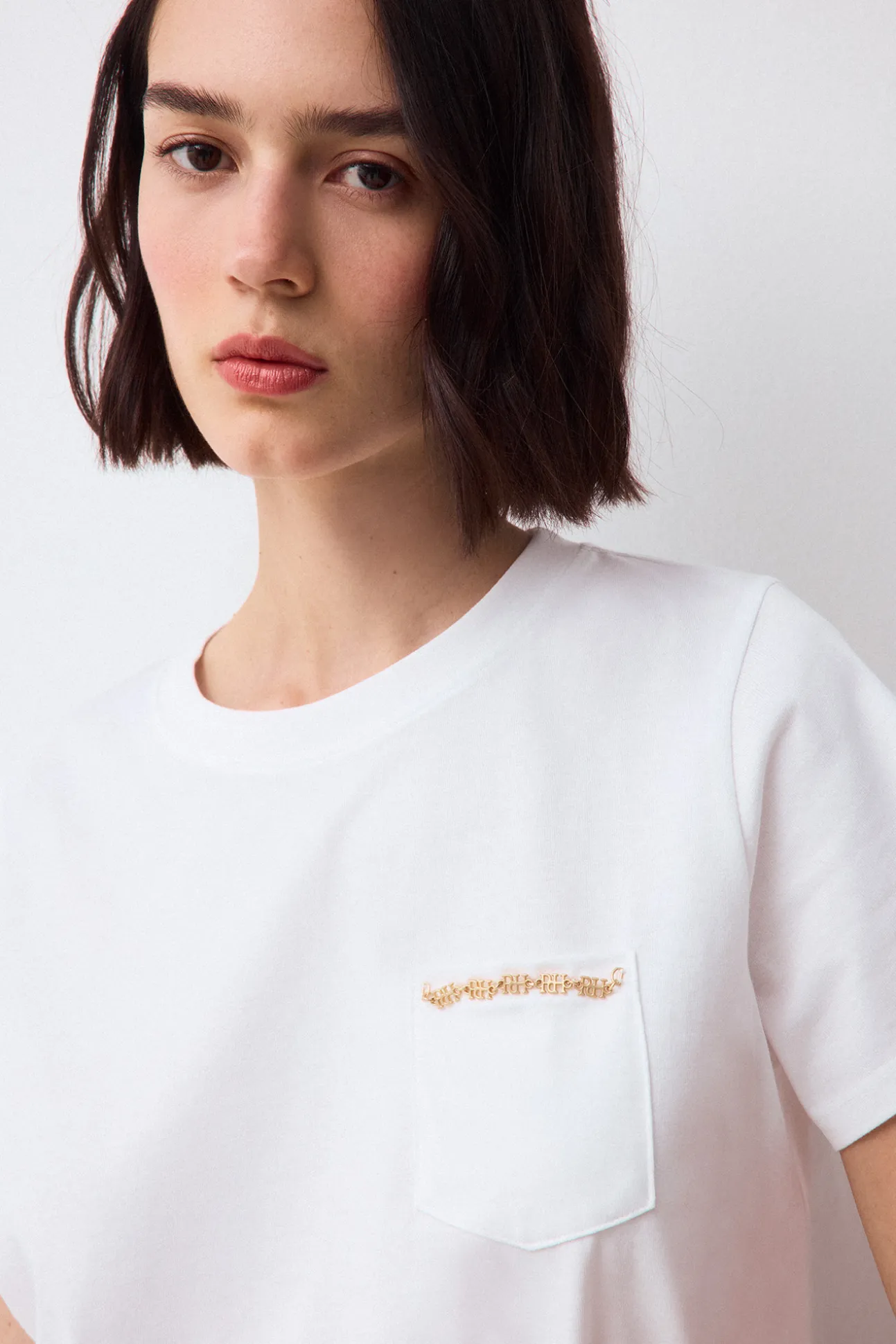 Camiseta manga corta con bolsillo y detalle de cadena