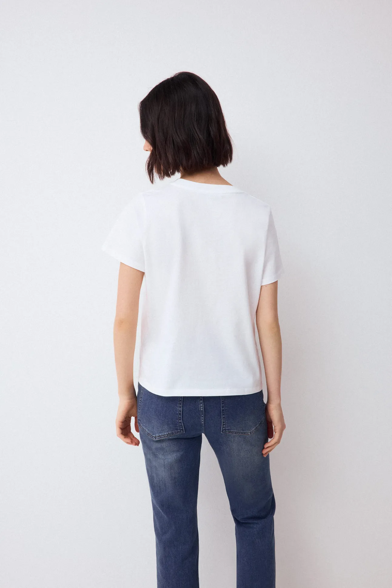Camiseta manga corta con bolsillo y detalle de cadena