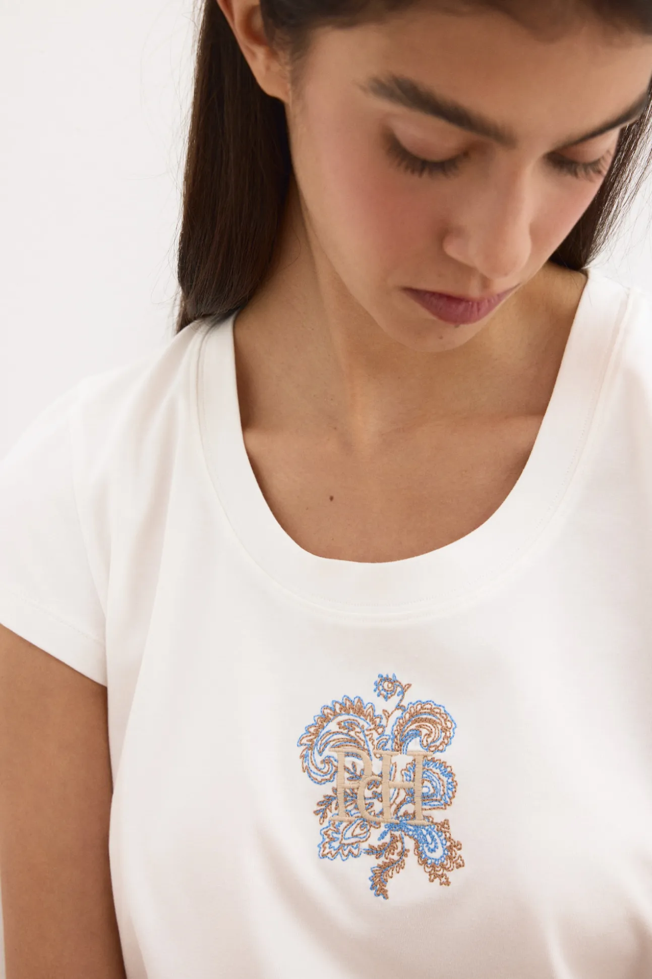 Camiseta manga corta con bordado