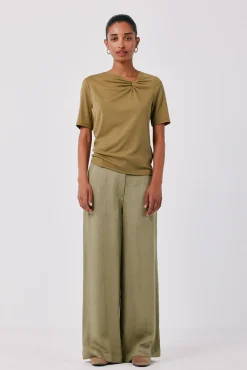 Camiseta nudo escote